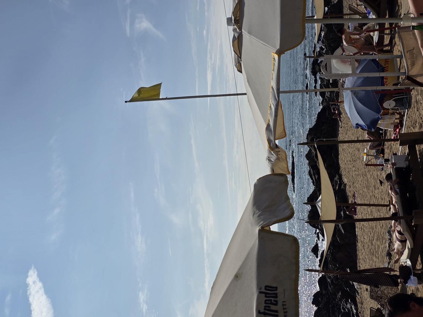 Strand von Porto mit Sonnenschirmen