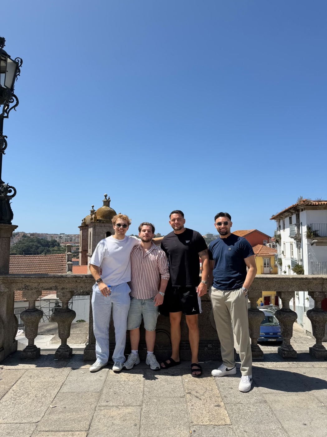 Vier Freunde auf einer Dachterrasse in Porto